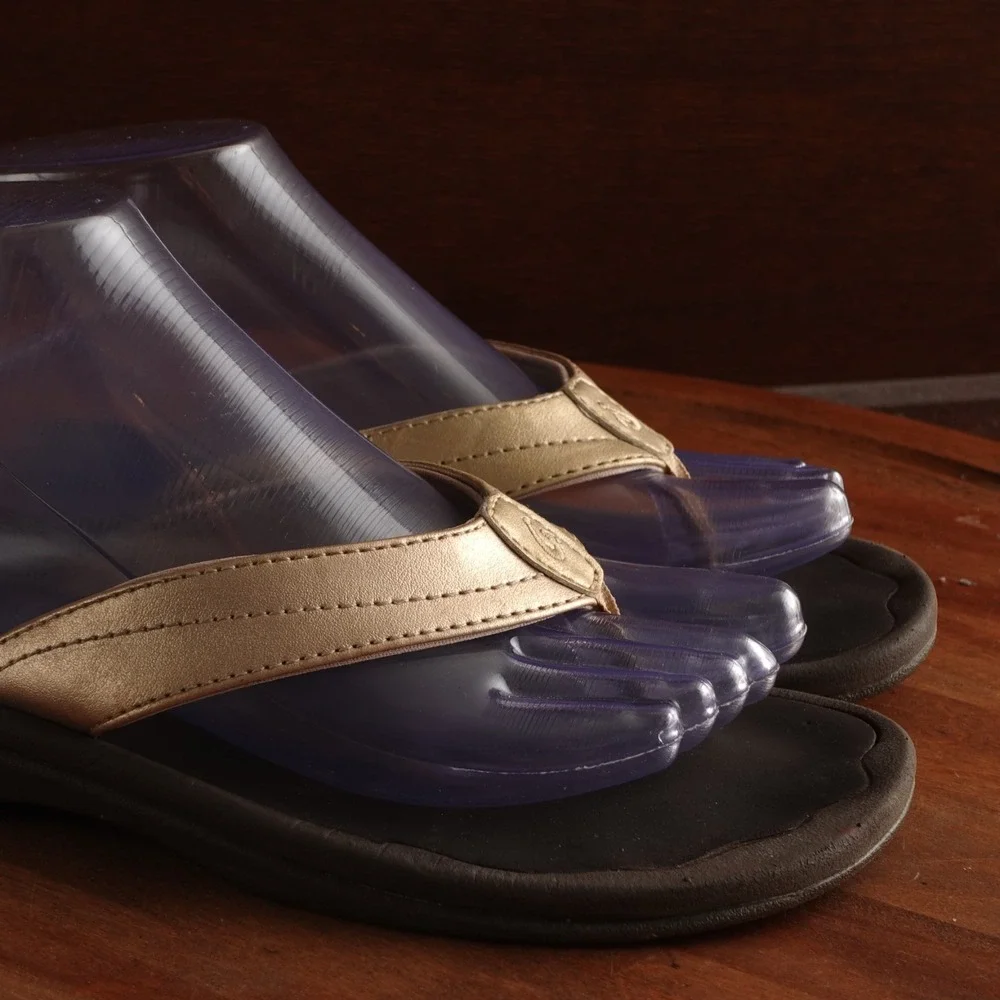 OluKai Sandals WMS SZ 8.5-9 Gold Ohana Slip On Flip Flop Beach Coastal Shoe READ
